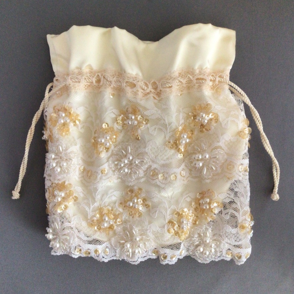 Vintage Beverly Clark Collection satin, pearl, and lace drawstring bridal bag - Picture 4 of 10